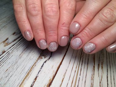 model ellerde profesyonel güzel manikür çivi