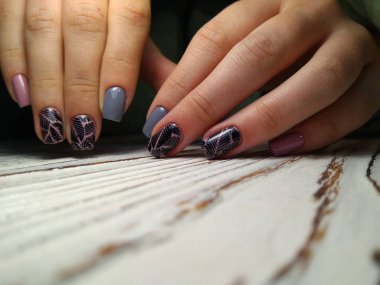 modaya uygun doku arka plan üzerinde göz alıcı güzel manikür