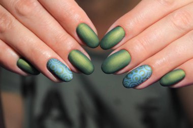 Uzun, güzel tırnaklara manikür tasarımı.