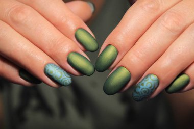 Beyaz dokusal arka plan üzerinde moda manikür çivi