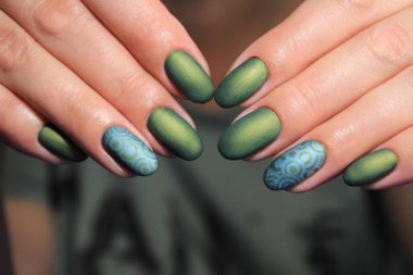 güzel eller ile arka planda moda manikür