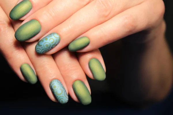 Mooie Groene Manicure Een Houten Textuur — Stockfoto