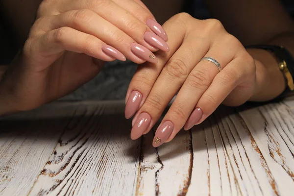 Manicure Met Lange Nagels Achtergrond Van Een Trendy Textuur — Stockfoto