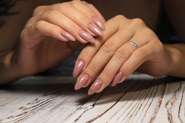 Manicure Elegante Com Desenho Belas Mãos — Fotografia de Stock