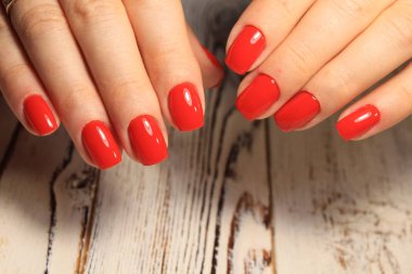 Uzun, güzel tırnaklara manikür tasarımı.