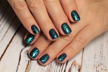 Uzun, güzel tırnaklara manikür tasarımı.