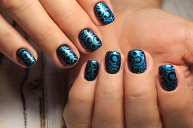 Beyaz dokusal arka plan üzerinde moda manikür çivi