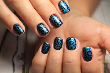 çizim tasarımı ile şık yeşil manikür