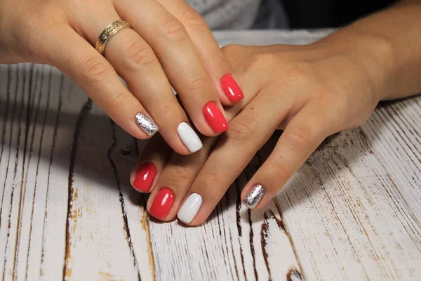 Ongles Manucure Mode Sur Fond Texturel Blanc — Photo