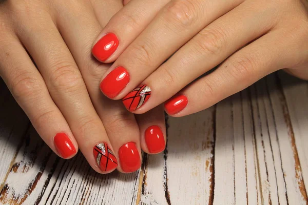 Stijlvolle Rode Manicure Een Achtergrond Van Prachtige Textuur — Stockfoto