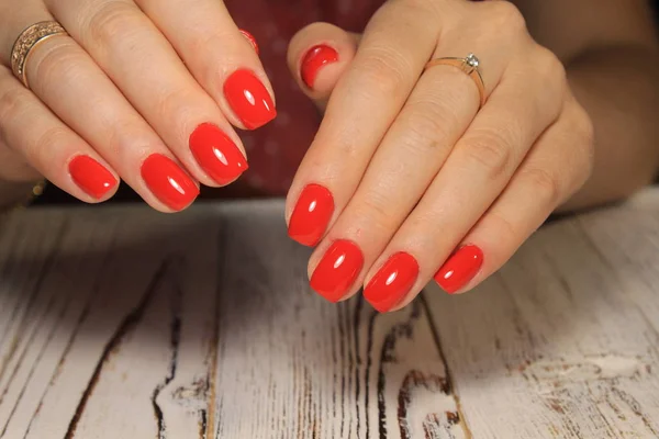 时尚的红色美甲在长的美丽的指甲 — 图库照片