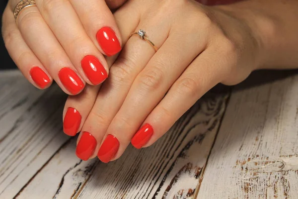 时尚的红色美甲在长的美丽的指甲 — 图库照片