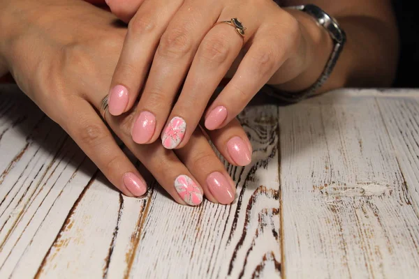 Modische Rosa Maniküre Der Nägel Auf Einem Schönen Textuellen Hintergrund — Stockfoto