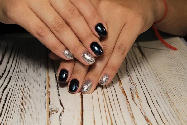 Hermosa Manicura Laca Gel Sobre Fondo Moda Texturizado —  Fotos de Stock