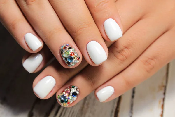 Hermosa Manicura Boda Sobre Fondo Blanco Con Perlas —  Fotos de Stock