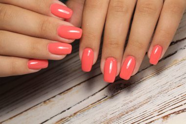 seksi kırmızı manikür uzun dokusu üzerinde çivi