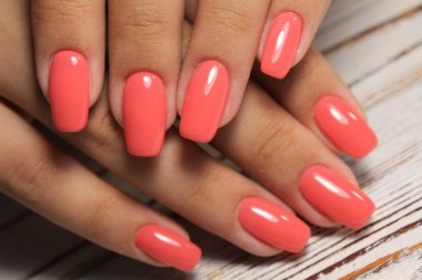 seksi kırmızı manikür uzun dokusu üzerinde çivi