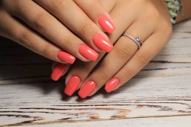 güzel eller üzerinde göz alıcı kırmızı manikür