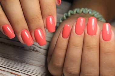 güzel kırmızı manikür moda dokulu bir arka plan üzerinde