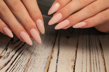 Gümüş desen tasarımı ile moda bej manikür