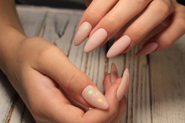 güzel jel cila manikür moda dokulu bir arka plan üzerinde