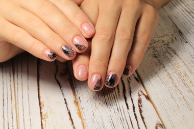 güzel jel cila manikür moda dokulu bir arka plan üzerinde