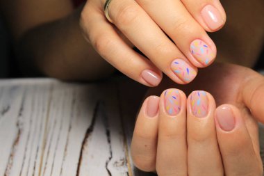 güzel jel cila manikür moda dokulu bir arka plan üzerinde
