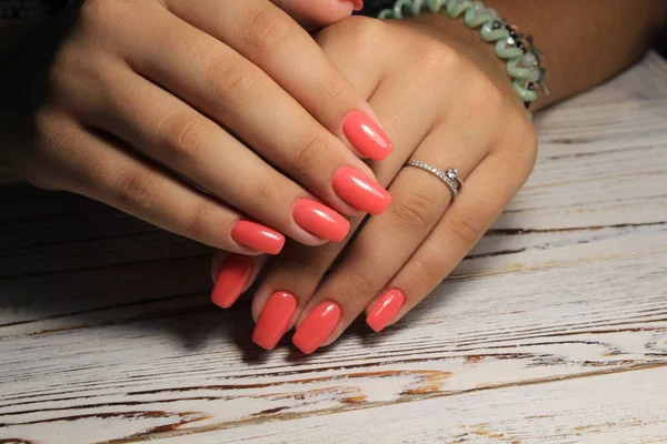 Mooie Rode Manicure Een Gestructureerde Trendy Achtergrond — Stockfoto