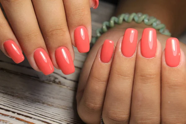 Hermosa Manicura Roja Sobre Fondo Moda Texturizada — Foto de Stock