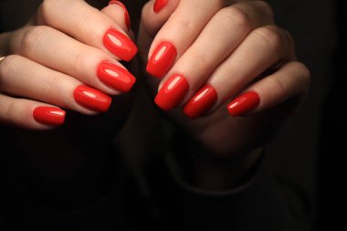 uzun tırnaklar üzerinde bir tasarım ile güzel kırmızı manikür