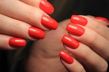 uzun tırnaklar üzerinde bir tasarım ile güzel kırmızı manikür