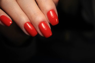 Seksi kırmızı manikür moda dokusal zemin üzerine
