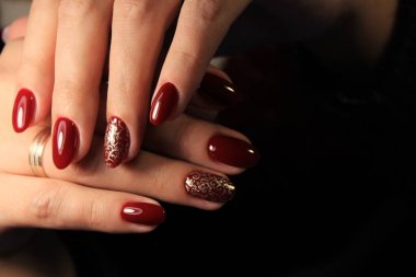güzel moda tasarım ile uzun kırmızı çivi