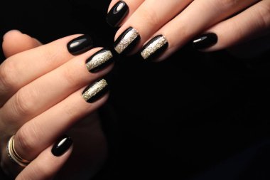 uzun güzel elleri üzerinde şık siyah manikür