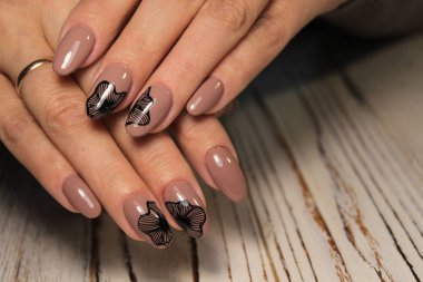 güzel pembe manikür çivi üzerinde şık bir tasarım ile