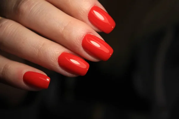 Manicura Roja Moda Hermosas Manos Femeninas —  Fotos de Stock