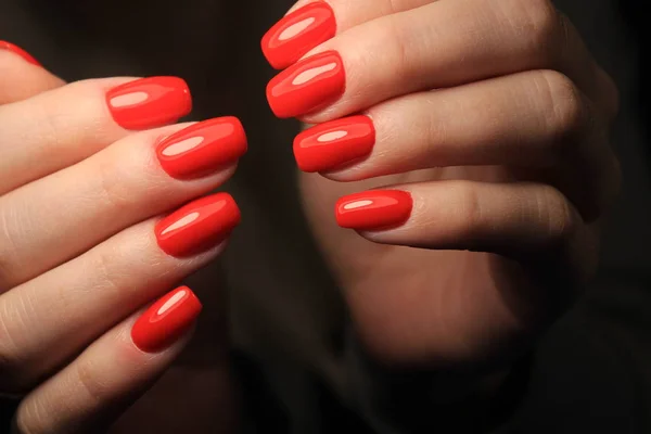 Manicura Roja Moda Hermosas Manos Femeninas —  Fotos de Stock