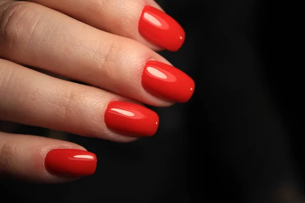 Schöne Rote Maniküre Mit Einem Design Auf Langen Nägeln — Stockfoto