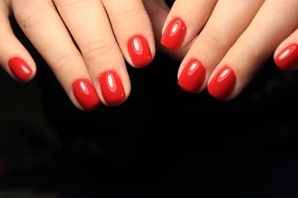 美丽的红色修指甲与长指甲上的设计 — 图库照片