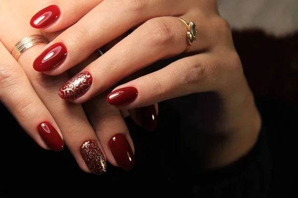 Belle Manucure Rouge Avec Design Sur Longs Ongles — Photo