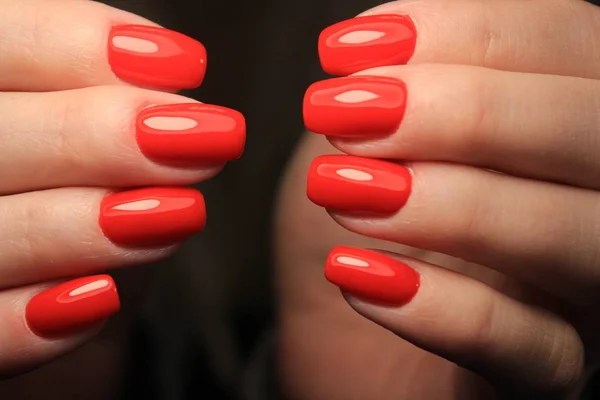 Manicure Vermelho Glamouroso Belas Mãos Femininas — Fotografia de Stock
