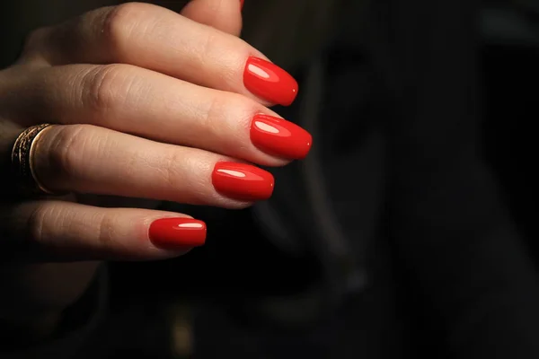 Manicure Vermelho Elegante Mãos Belas Longas — Fotografia de Stock