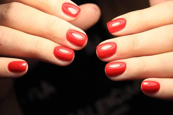 时尚的红色修指甲长而美丽的手 — 图库照片