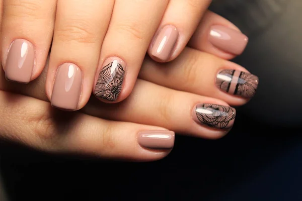 Hermosa Manicura Rosa Con Diseño Moda Las Uñas — Foto de Stock