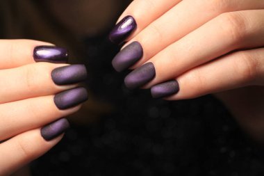 güzel tırnaklar manikür çivi üzerinde şık bir tasarım ile