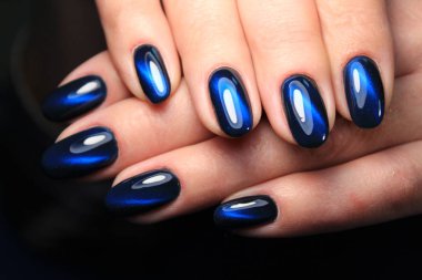 güzel tırnaklar manikür çivi üzerinde şık bir tasarım ile