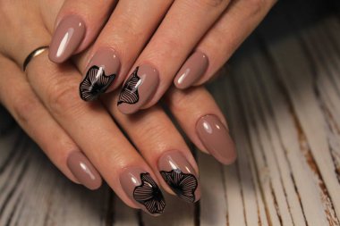 güzel eller üzerinde göz alıcı manikür çivi