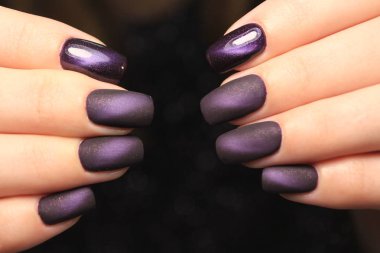 güzel eller üzerinde göz alıcı manikür çivi