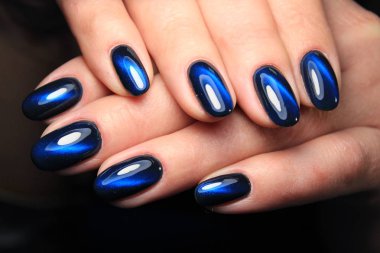 güzel eller üzerinde göz alıcı manikür çivi