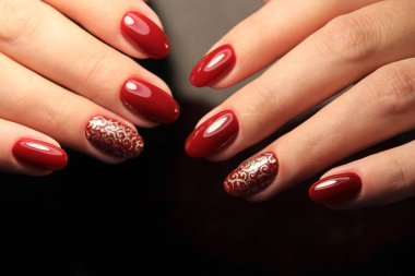 güzel eller üzerinde göz alıcı manikür çivi